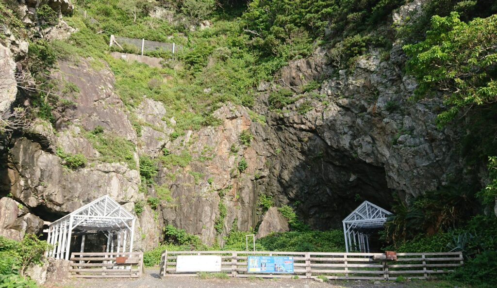 大きな岩壁に二つの洞窟　御厨人窟