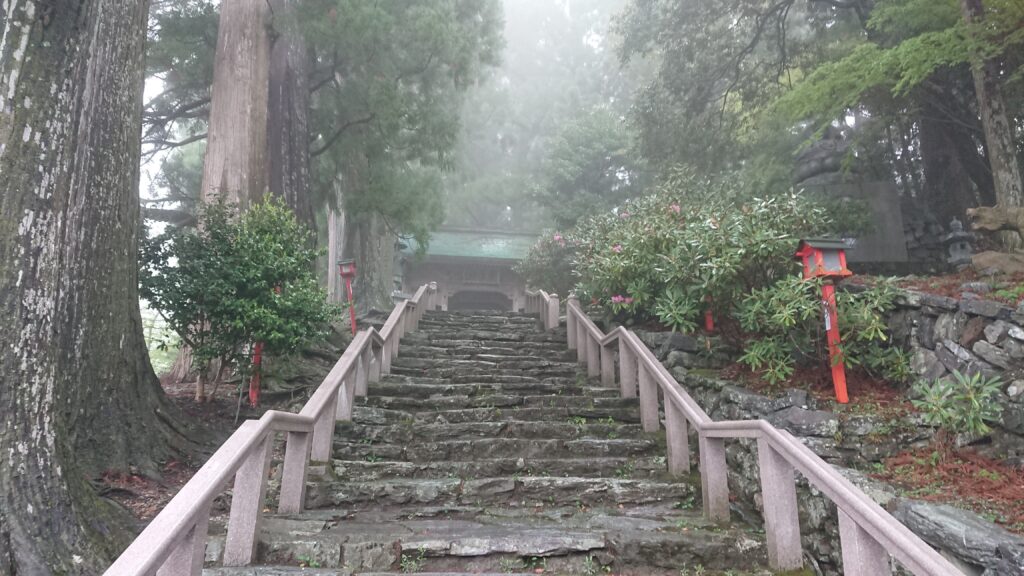 四国お遍路12番札所 焼山寺の山門前の階段の写真