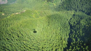 山肌にロープウェイの影が映っている写真