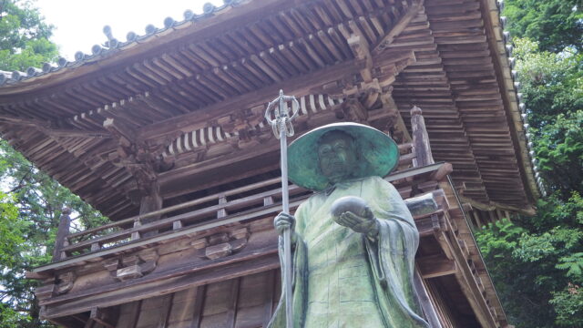 四国八十八か所のお寺の境内の中の弘法大師像の写真