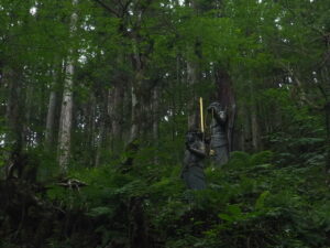 四国遍路、森の中の参道の中に像が立っている写真